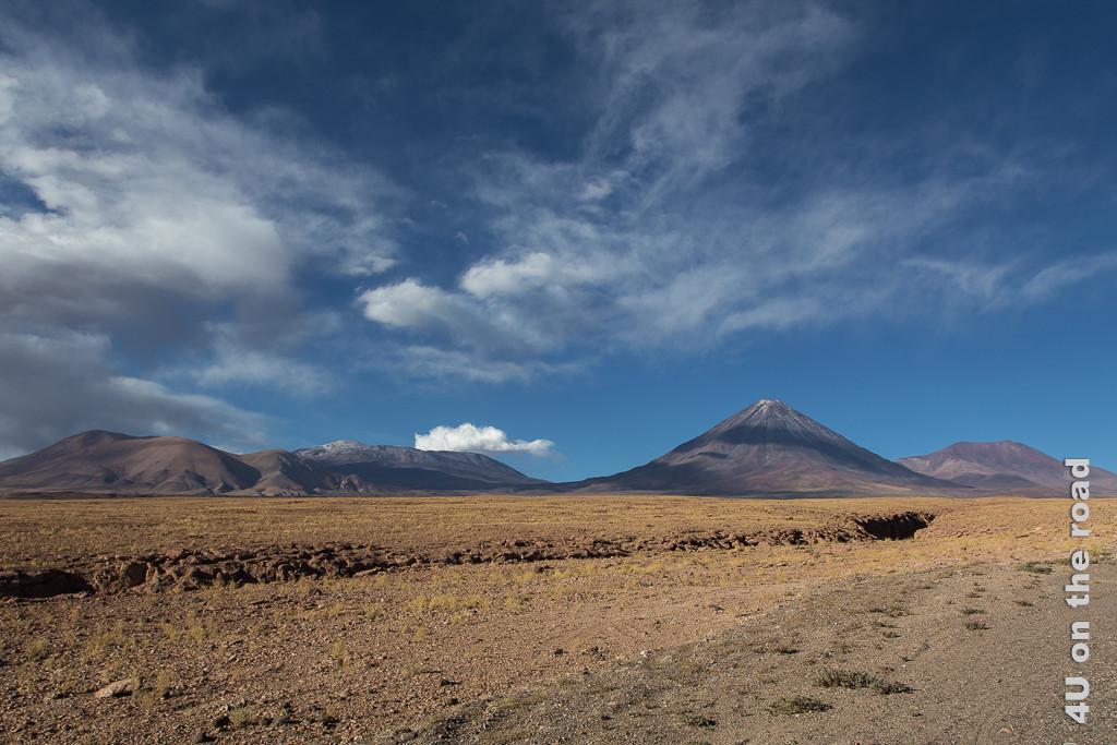 Bild Blick zurück nach oben zum Kegelvulkan und weiteren Bergen mit Wolken