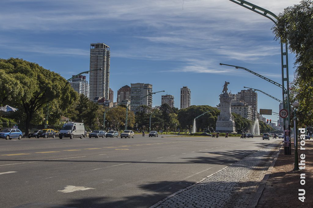 Bild Buenos Aires - Diese Strasse müssen wir überqueren. Eine breite Avenida ohne Mittelstreifen mit insgesamt mindestens 10 Fahrspuren.