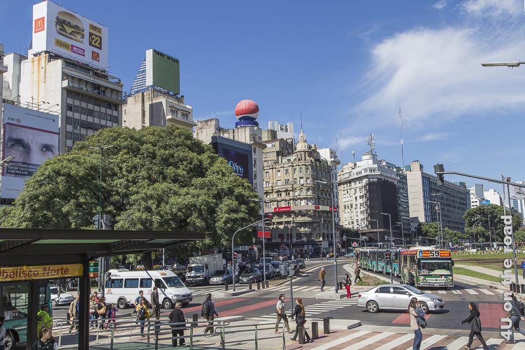 Bild Buenos Aires - Gebäude am Obelisken. Wieder verschiedenste Baustile von alt bis neu nebeneinander. Sie säumen die Aussenseiten der grossen Avenida in deren Mitte der Obelisk steht.
