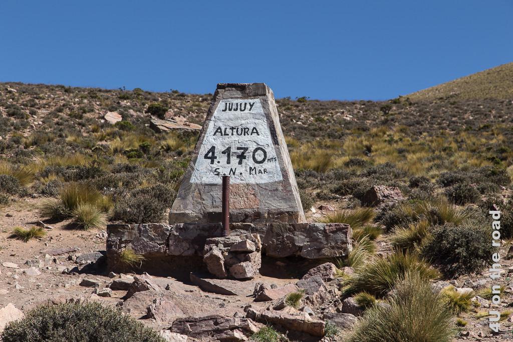 Bild Stein, der die Passhöhe des Passo de Jama markiert