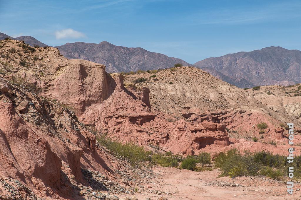 Bild Quebrada de la Conchas - Eigenwillige Verwitterung. Rote Felsen mit Vorsprüngen in Stufen, die wie unterspült sind und so aussehen wie kleine Pagoden.