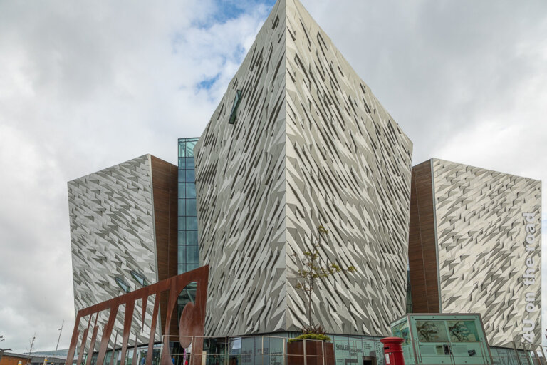 Zurück in die Vergangenheit – Titanic Museum und Black Taxi Tour in Belfast