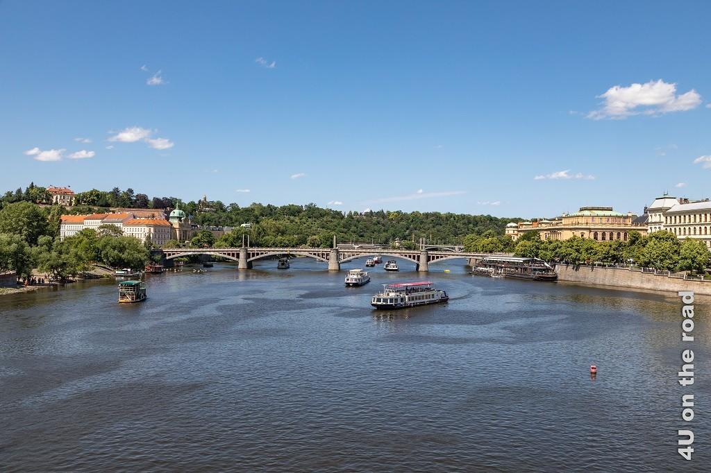 Bild Blick von der Karlsbrücke in Richtung - Mánesuv most - Prag, zeigt verschiedene Schiffe, die Brücke und die rechts und links am Ufer stehenden Palais (Residence Trinidad und Rudolfinum).