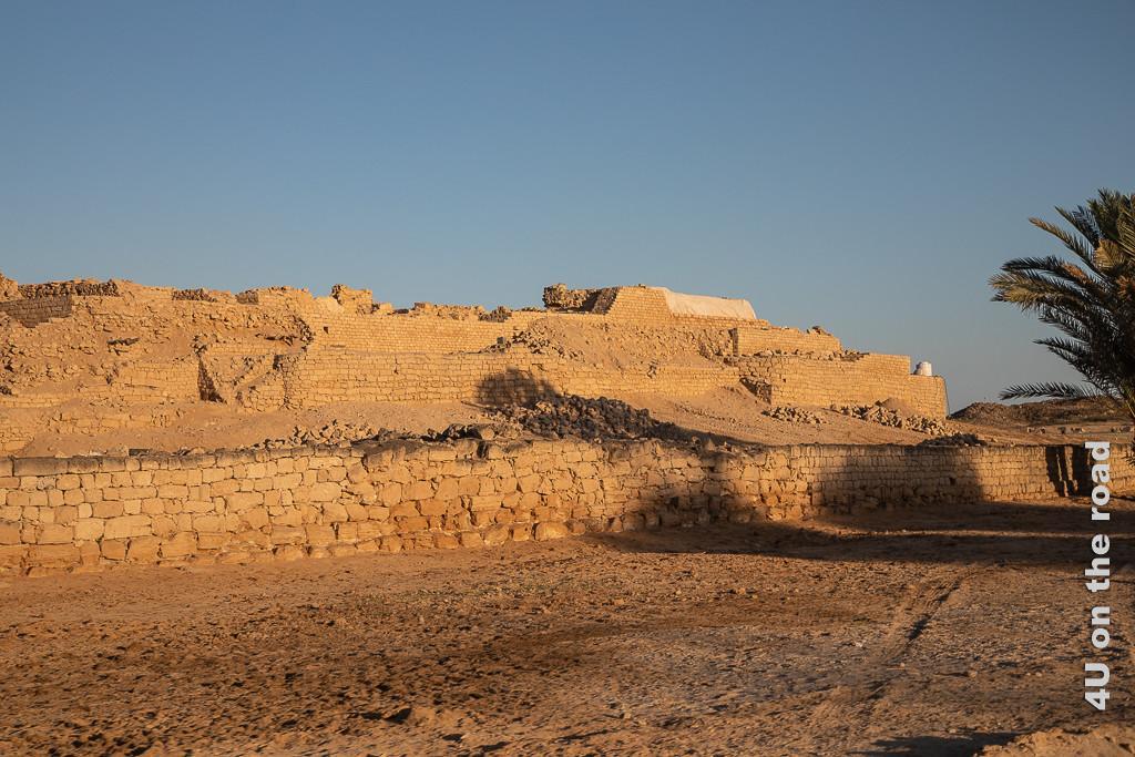 Burg von der Seite im warmen Licht des Sonnenuntergangs bei der Rückkehr fotografiert - Al Baleed Ausgrabungsgelände