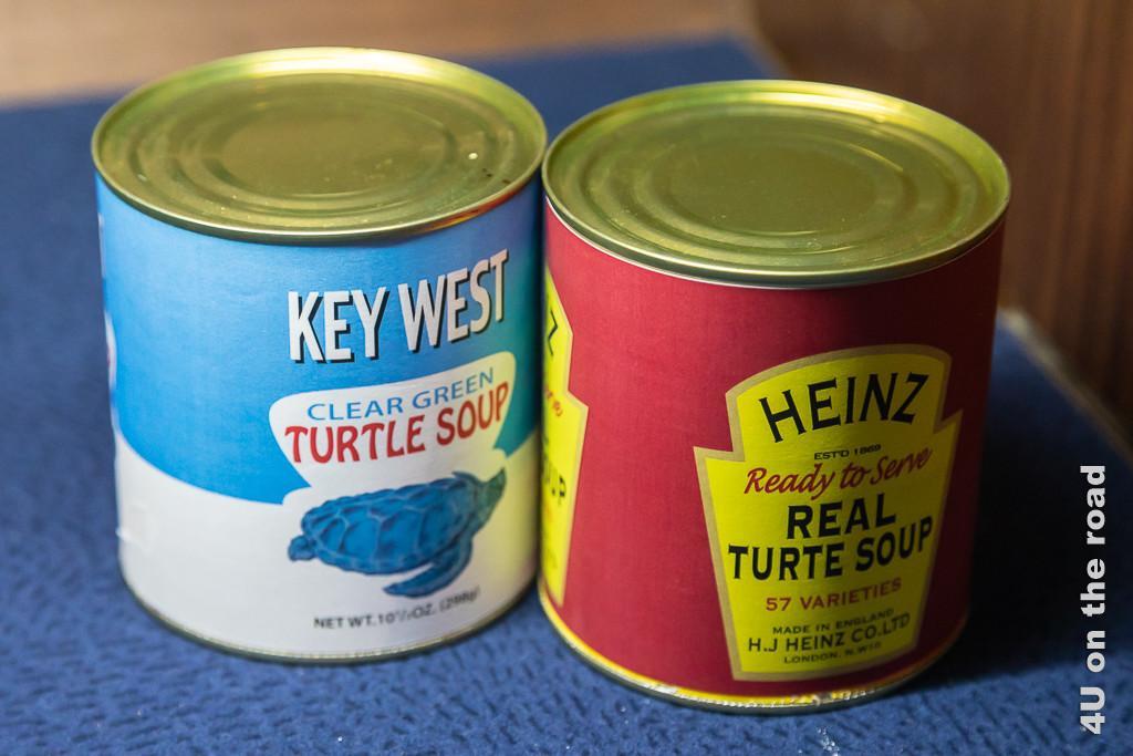 Schildkrötensuppe Dosen Bild zeigt zwei Dosen, welche Schildkrötensuppe enthalten, einmal von der Firma Key West und einmal von Heinz.