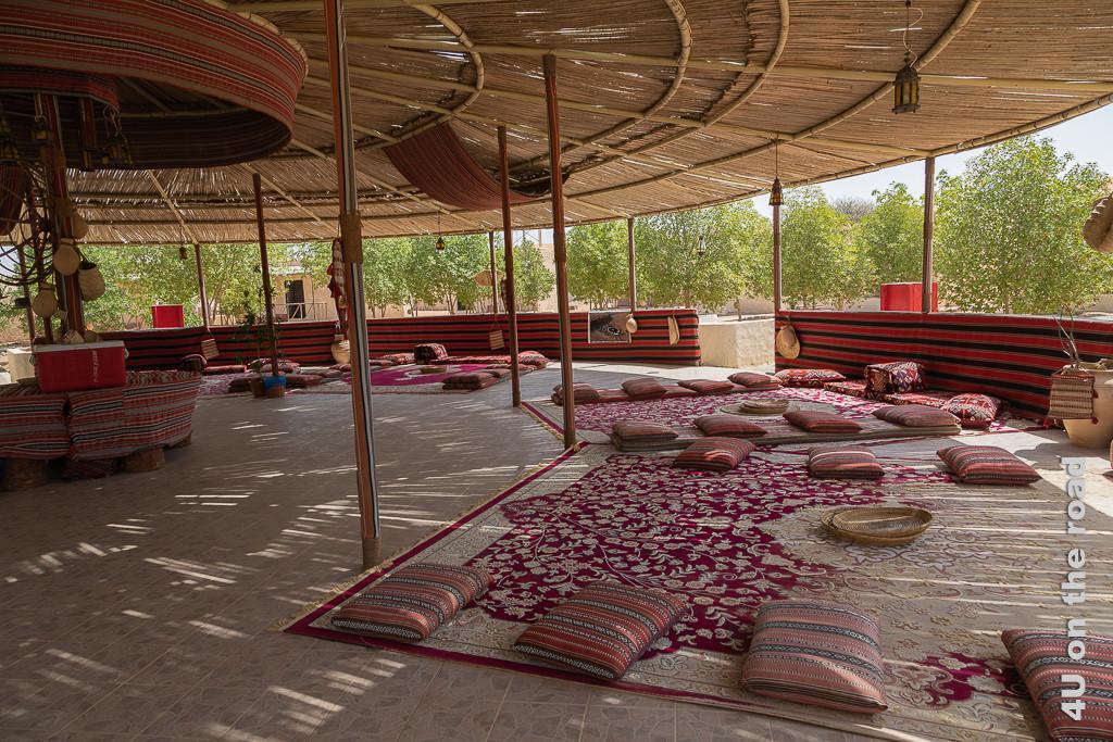 Offener Pavillon für den Nachmittagskaffee. Ein Bambusdach beschattet den runden Pavillon. Auf dem Boden liegen Teppiche und sandgefüllte Kissen zum Ausruhen.
