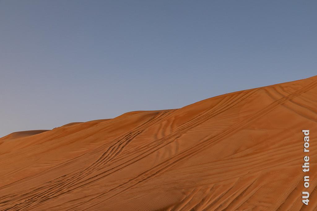 Schräg zur Düne noch oben, senkrecht nach unten. Die alten und neuen Fahrspuren im Sand der Wahiba zeugen vom den Fahrkünsten der Beduinen.