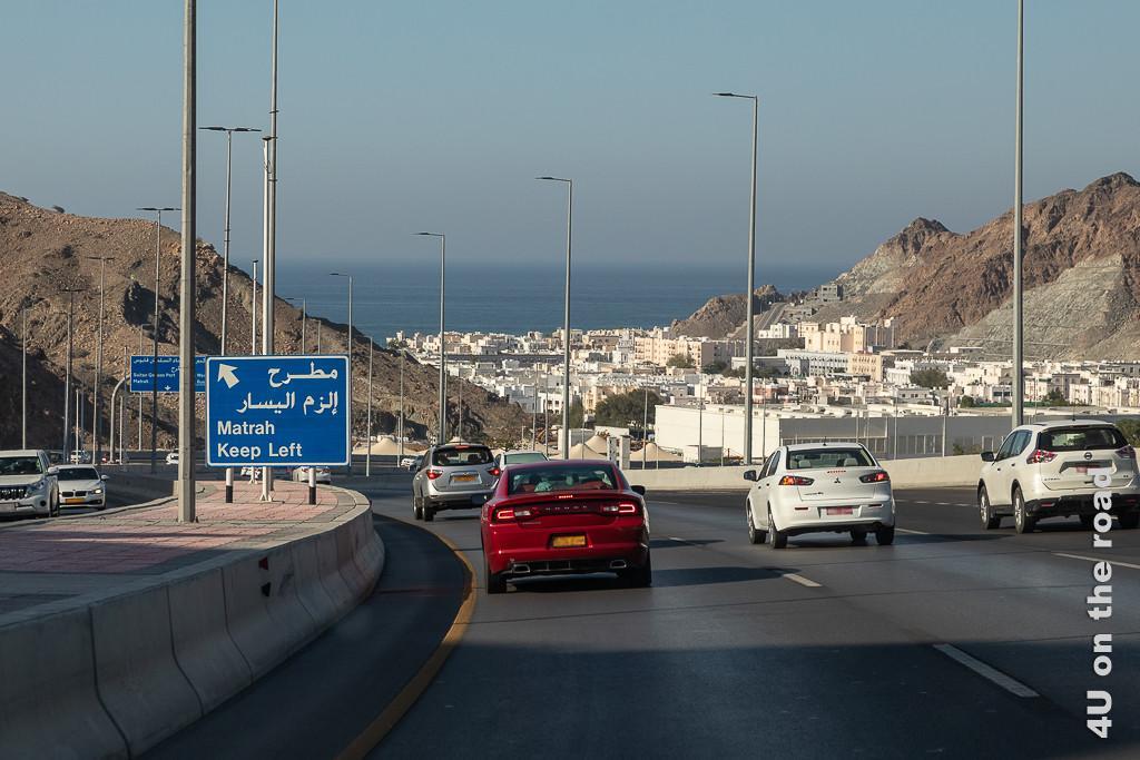 Muscat - die Stadt zwischen den Hügeln, im Bild der in eine Bucht geklemmte Stadtteil Matrah.