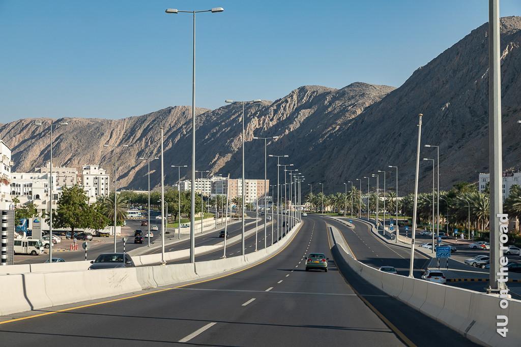 Wohnviertel in Muscat zwischen Stadtautobahn und der Bergkette des Al Hadjar Gebirges. Die Stadtautobahn folgt hier den Bergen des Al Hadjar Gebirges.