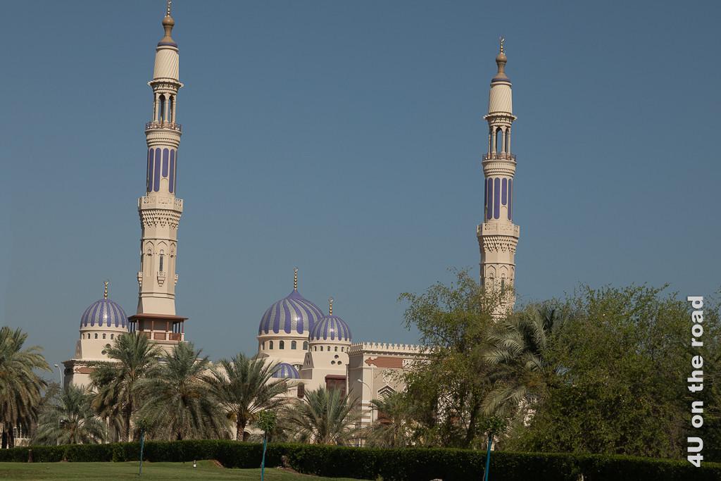 Eine von vielen dekorativen Moscheen in Muscat. Diese ist in den Farben beige und lila gehalten.