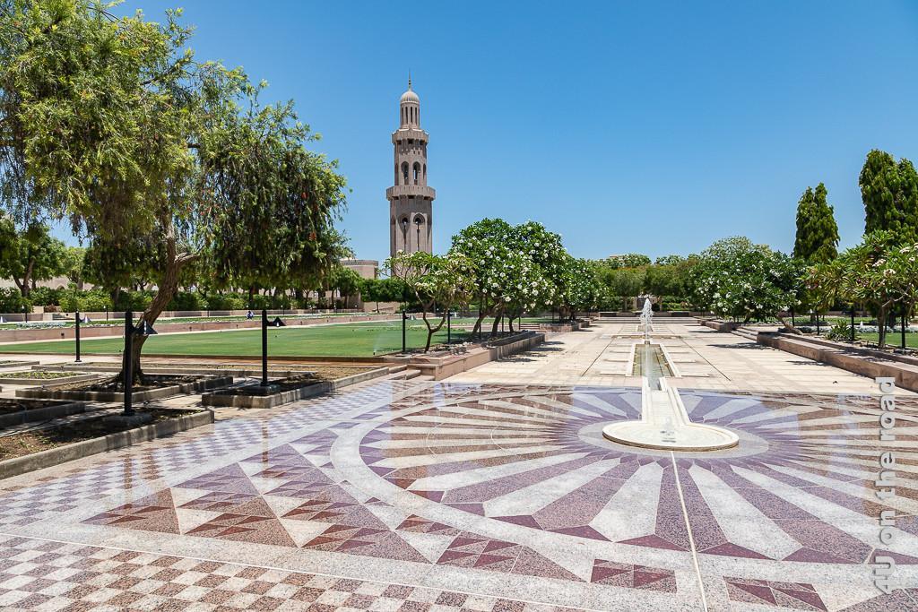 Das Wasserspiel in der Parkanlage der Grossen Sultan Qaboos Moschee in Muscat ist eingerahmt von geometrischen Mustern aus Mamor.