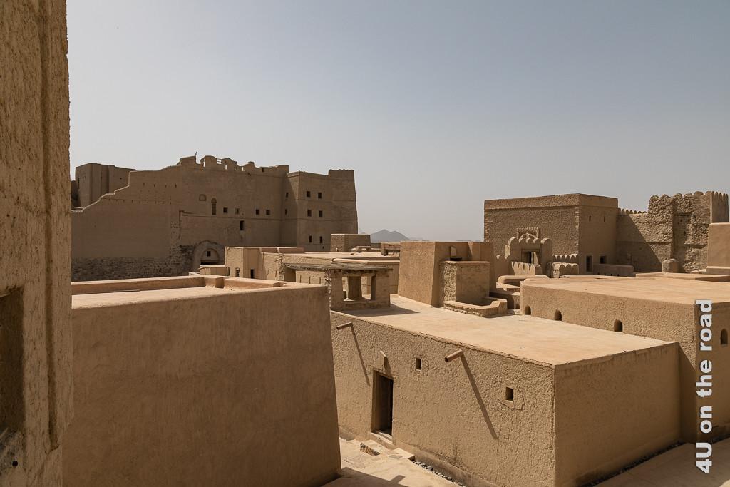 Bahla Fort - so viele Räume warten darauf, entdeckt zu werden Im Bild sieht man die flachen Gebäude, welche sich in der Mitte der Festung befinden.