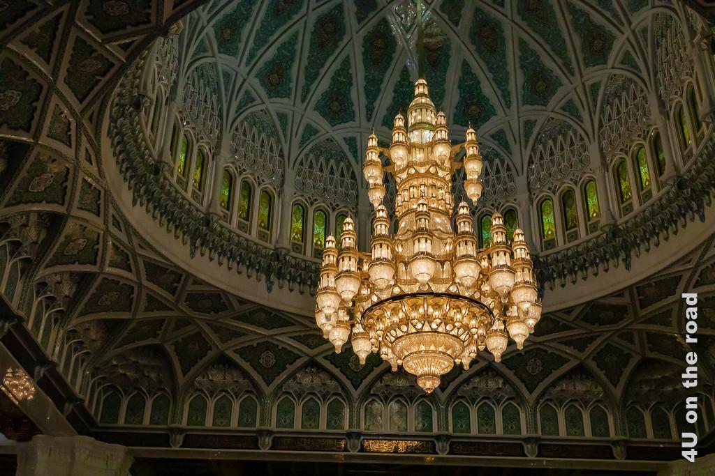 Sultan Qaboos Moschee, Muscat - grosser Swarovski-Lüster. Im Bild ist der von der Kuppel hängende Leuchter zu sehen.