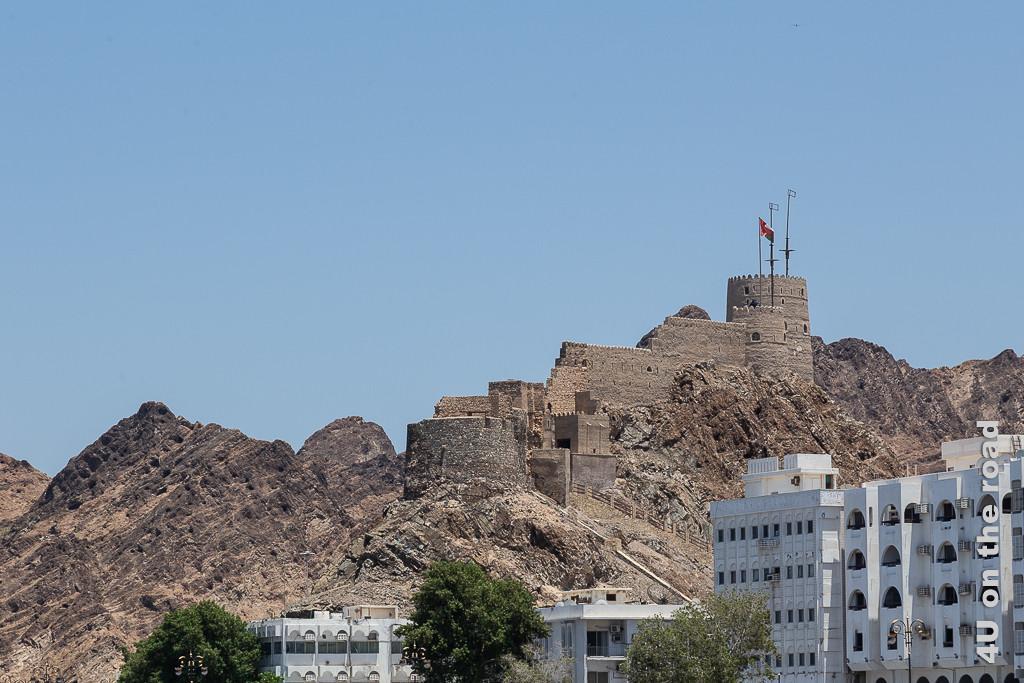 Oberhalb der Küstenstrasse  throhnt die Mutrah Festung