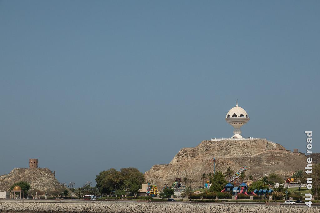 Weihrauchbrenner Aussichtsterrasse oberhalb des Riyam Parks. Der Weihrauchbrenner auf dem Felsen besteht aus einer grossen Schale auf einem Ständer, auf der ein halbrundes Gebilde mit Öffnungen sitzt, welches an einen Party-Pizzaofen erinnert. Unterhalb befindet sich ein Rummelplatz