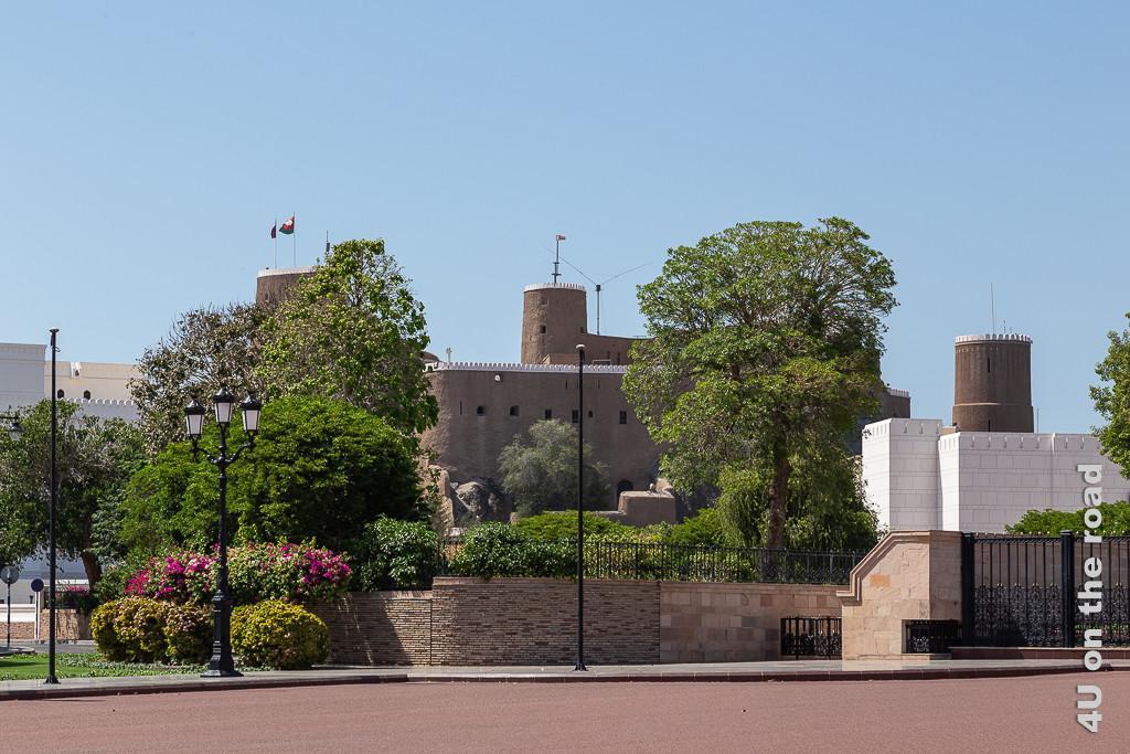 Blick auf die Festung Mirani neben dem Al Alam Palast im historisches Muscat