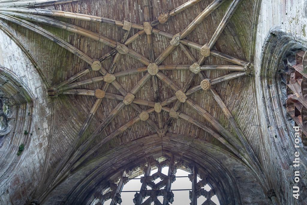 Melrose Abbey - Presbyterium Decke des Kloster Melrose. Die Decke ist mit einem Muster aus Rippen und Bögen geschmückt. An den Knotenpunkten sitzen Heiligen, Engel und die heiligen Dreifaltigkeit.
