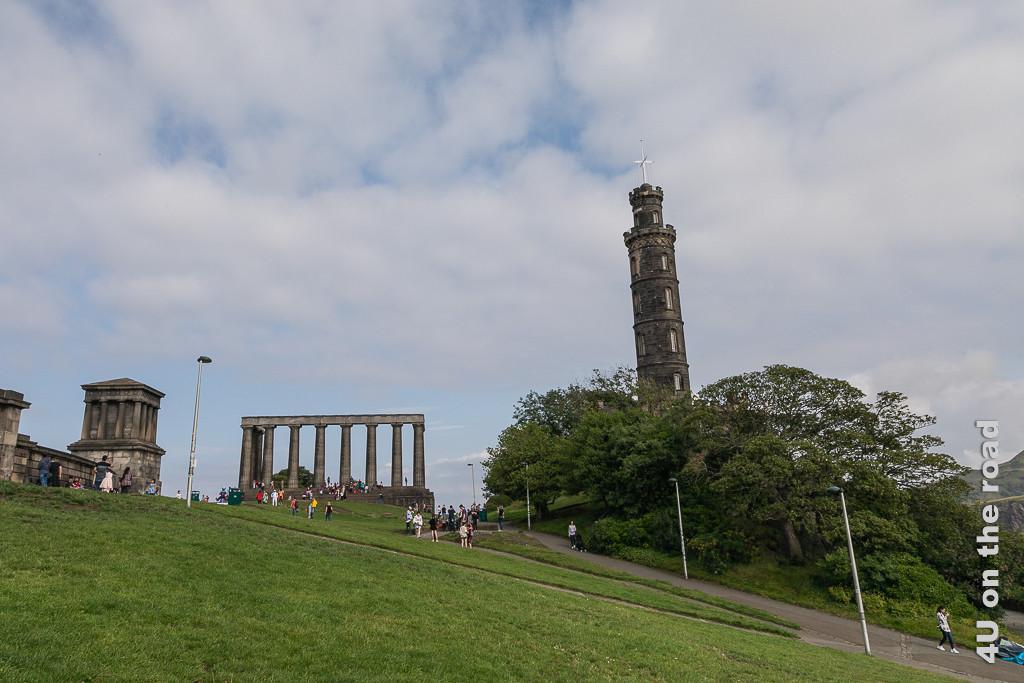Edinburgh - Calton Hill - links National Monument rechts Nelson Monument schräg von unten fotografiert