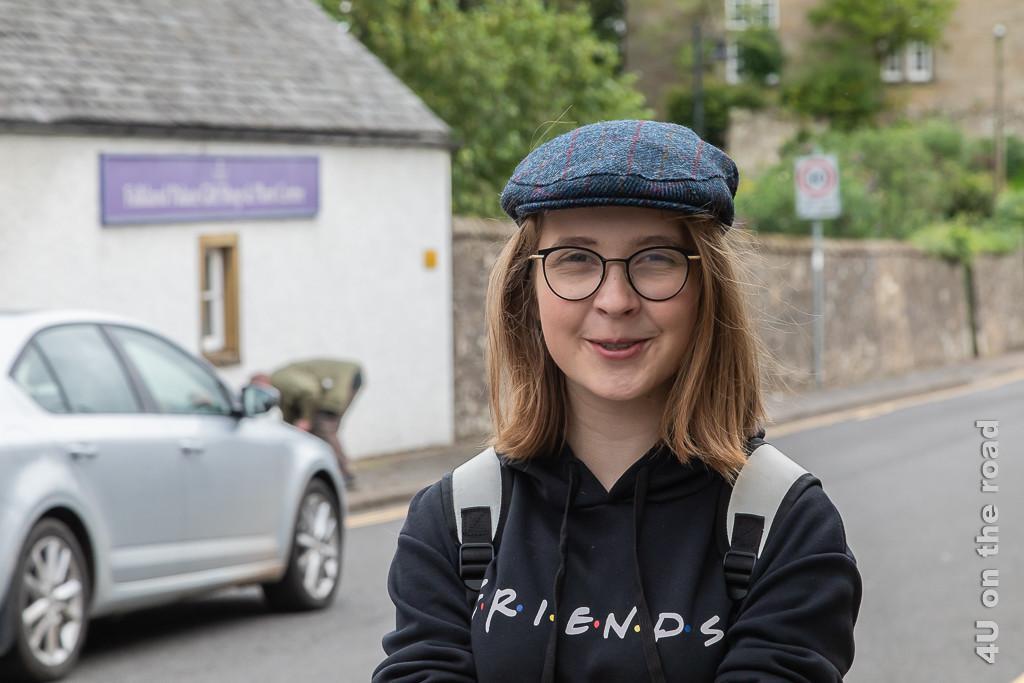 Passender Style zu Schottland. Im Bild Gwen mit neu erworbener Schirmmütze aus Harris Tweet.