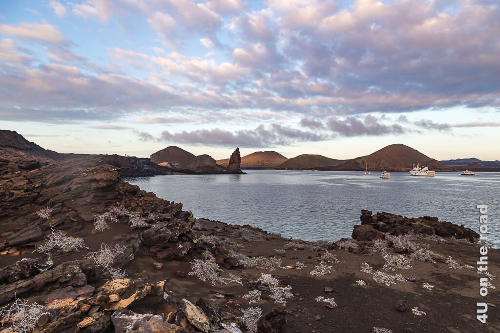 Bartolomé Pinnacle und Bucht von halber Höhe aus gesehen - Galápagos Inseln