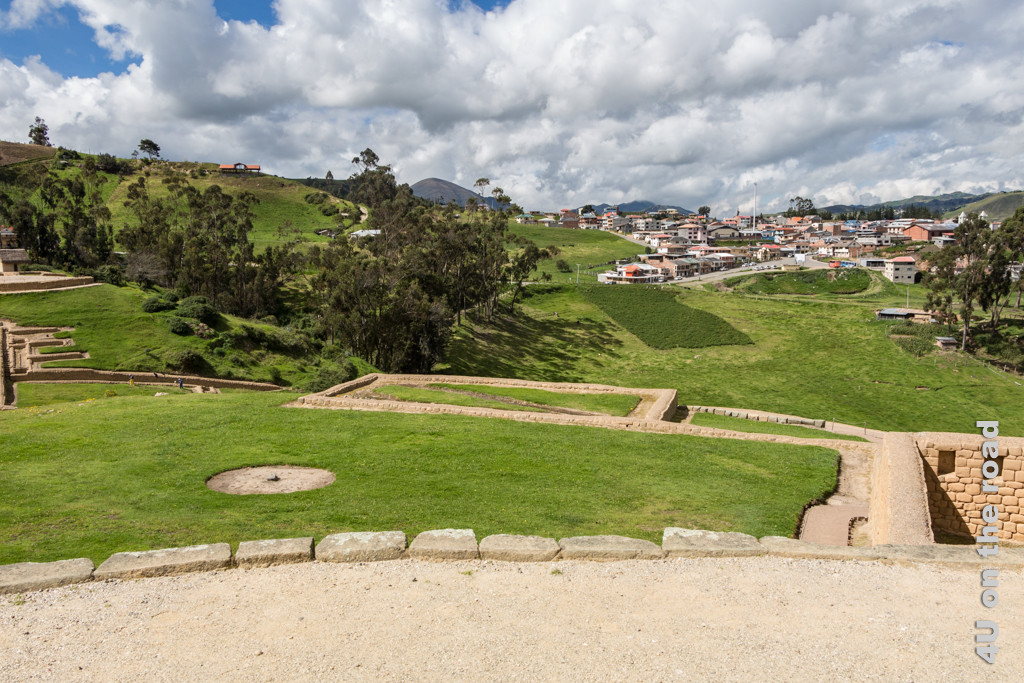 Blick von den Ruinen von Ingapirca auf den Ort umgeben von sanften grünen Hügeln.