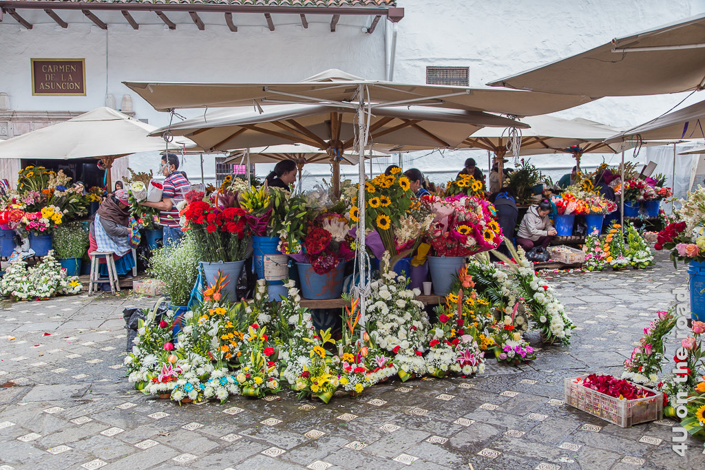 Die Märkte, insbesondere aber der Blumenmarkt sind eine Sehenswürdigkeit für sich in Cuenca, mit ihren frischen Blumen, aber auch vielen Kunstblumengestecken.