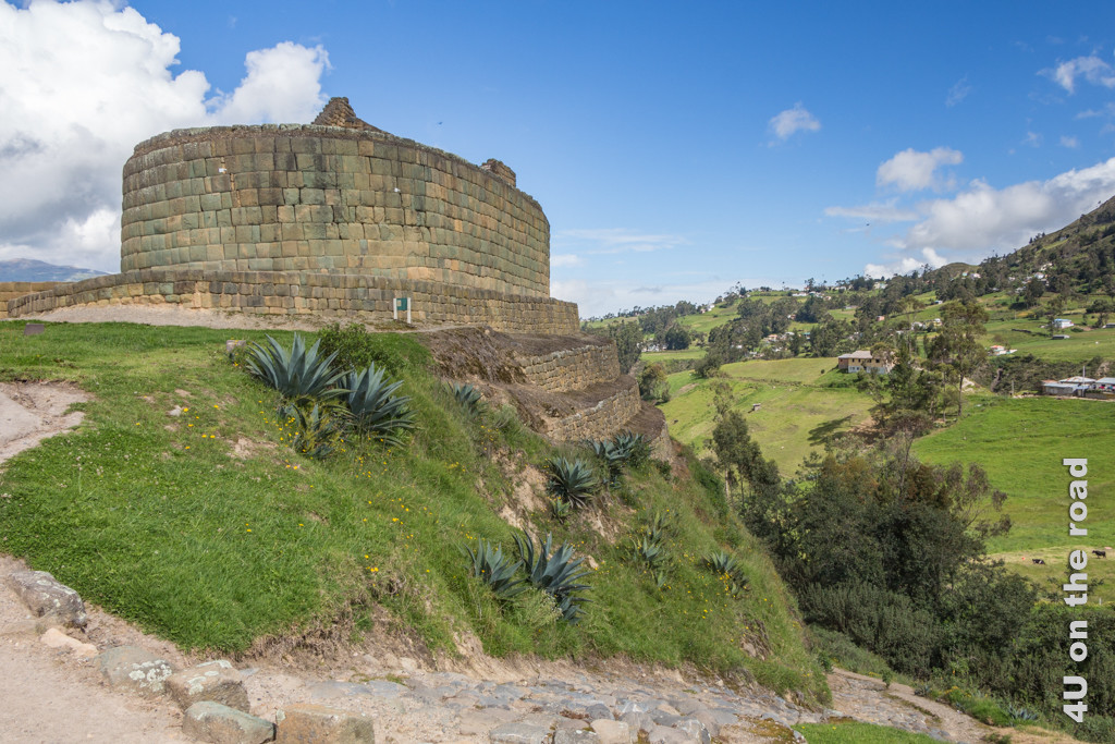 Auf dem Weg zum alten Inkagesicht folgen wir dem Weg, der am Sonnentempel nach unten führt und sehen so die vielen Mauern, die den Sonnentempel nach unten absichern.