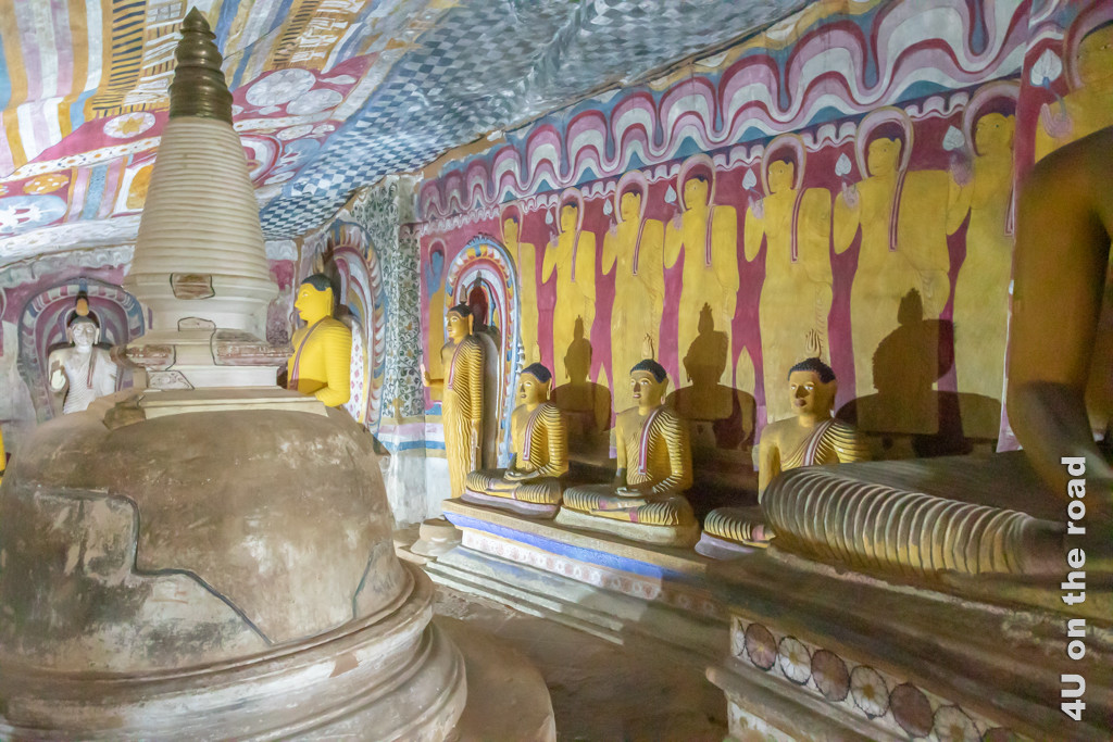 Buddha-Statuen im farbigen Kandy-Stil in Höhle 3 des Dambulla Höhlentempels