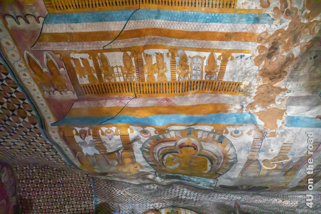 Die Deckenbemalung in Höhle 3 weisst orange Figuren und orange, weiss und hellblaue Muster auf.