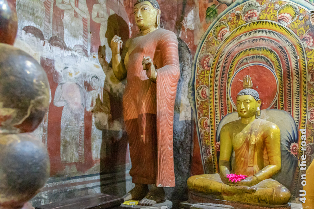 Der Lieblingsschüler Buddhas, der Ehrwürdige Ananda sitzt zu Füssen seines ins Nirwana eingehenden Lehrers im Schneidersitz mit den Fusssohlen und Handflächen nach oben ausgerichtet. 