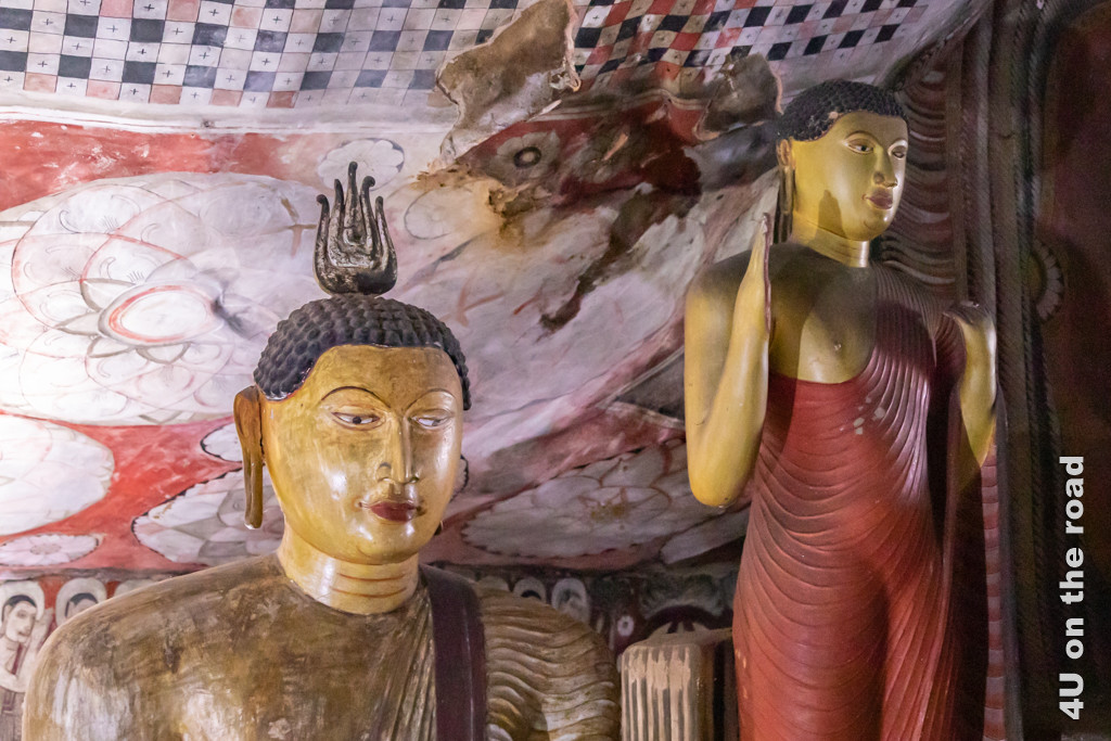 Deckenmalerei und Buddha-Figuren in Höhle 2 des Dambulla Höhlentempels
