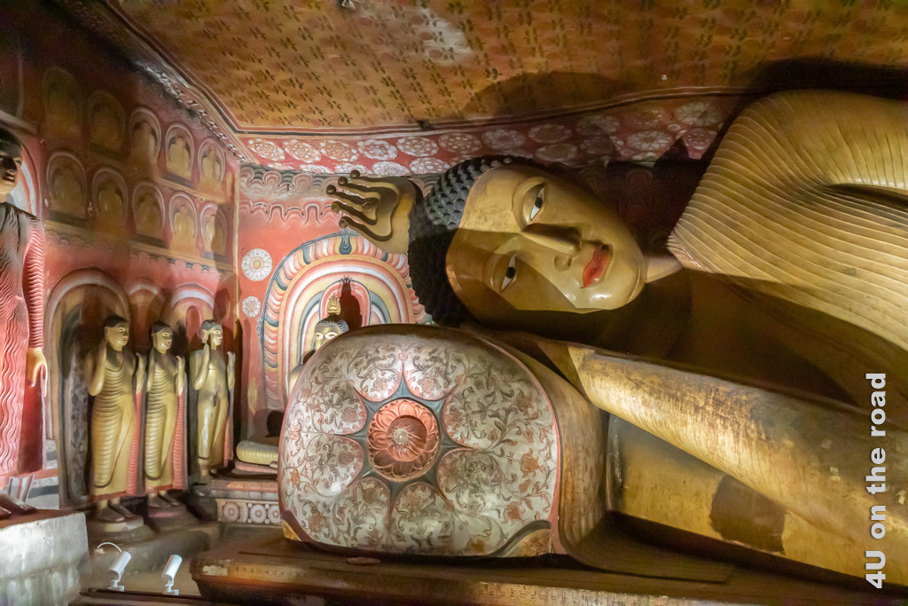 Buddha liegt den Kopf auf eine Hand und Sofarolle gebettet.