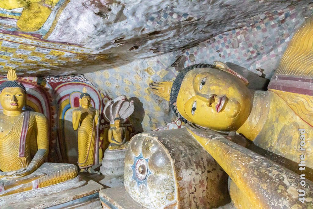 Der Liegender Buddha in Höhle 3 weisst eine grosse Ähnlichkeit zum liegenden Buddha in Höhle 1 des Dambulla Höhlentempels auf.