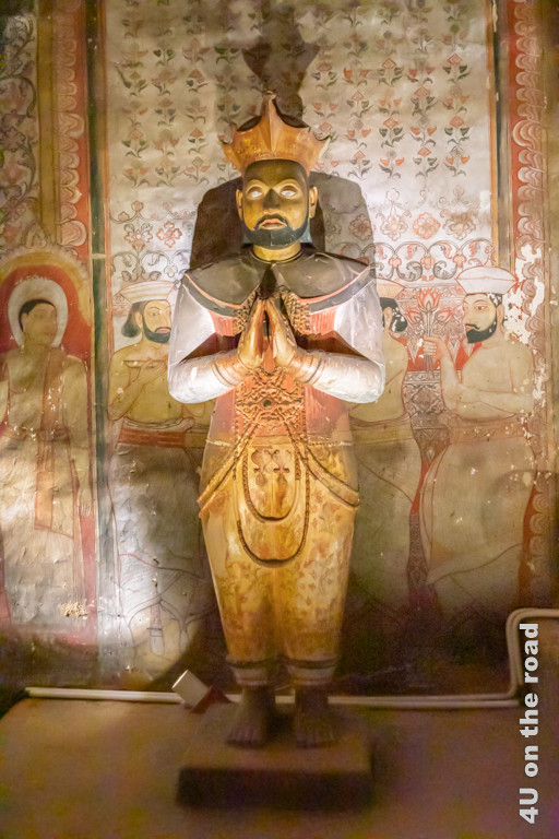 Statue von König Valagamba. Der König ist klein, faltet die Handflächen der erhobenen Hände gegeneinander. Er trägt einen Vollbart und eine Krone.