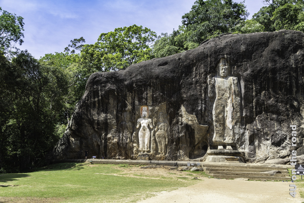 Linke Seite der Felswand im Buduruwagala Tempel