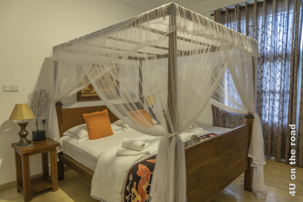 Blick auf das grosse Bett in der Gangula Villa, Kandy