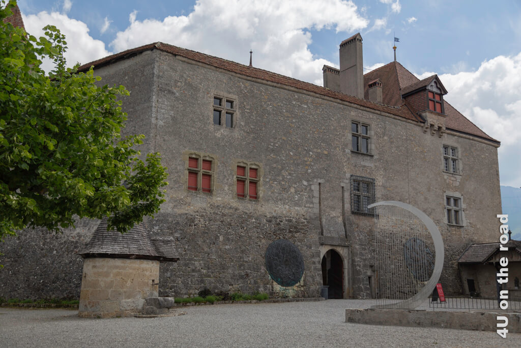 Der Eingang zum Schloss Gruyères