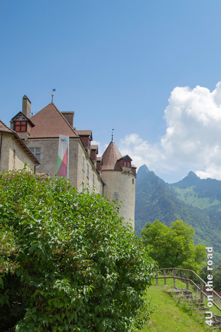 Schloss Gruyères und Berge