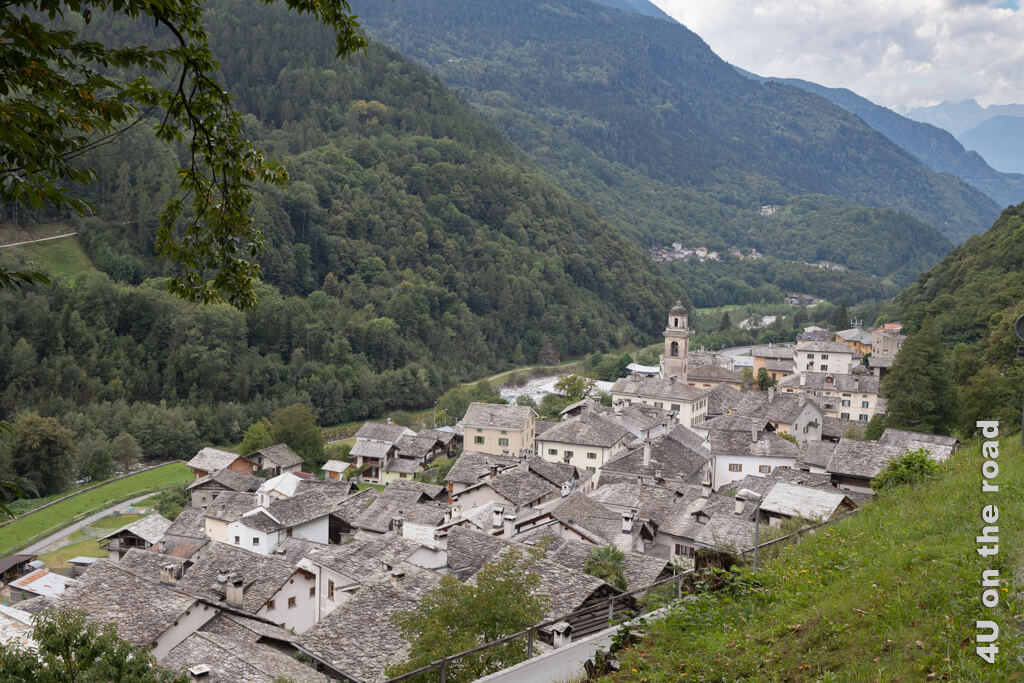Das Dorf Castasegna schmiegt sich ins Tal neben den Fluss. Von oben sieht es aus wie ein Meer von Steindächern, aus dem nur der Kirchturm herausragt. 