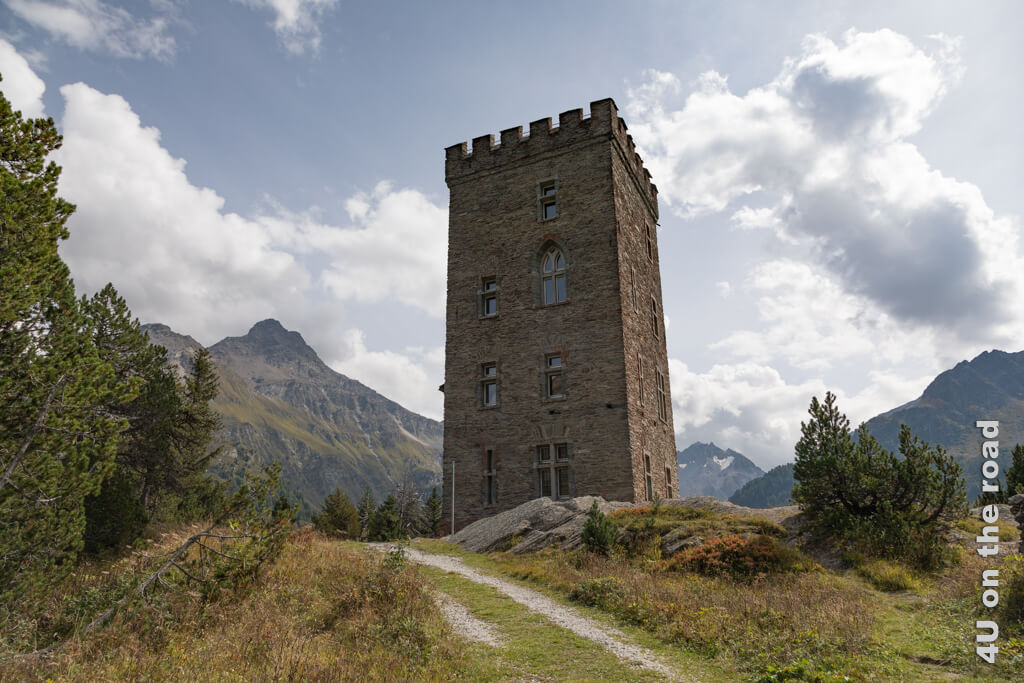 Der Torre Belvedere wirkt wie aus dem Mittelalter entsprungen. - Sentiero Segantini