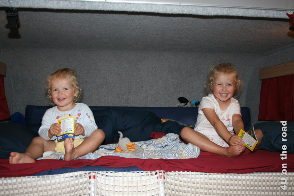 Unsere Töchter im Alkoven des Wohnmobils, mit dem wir Australien 2007 bereisen. Australien haben wir früh von der Löffelliste gestrichen.