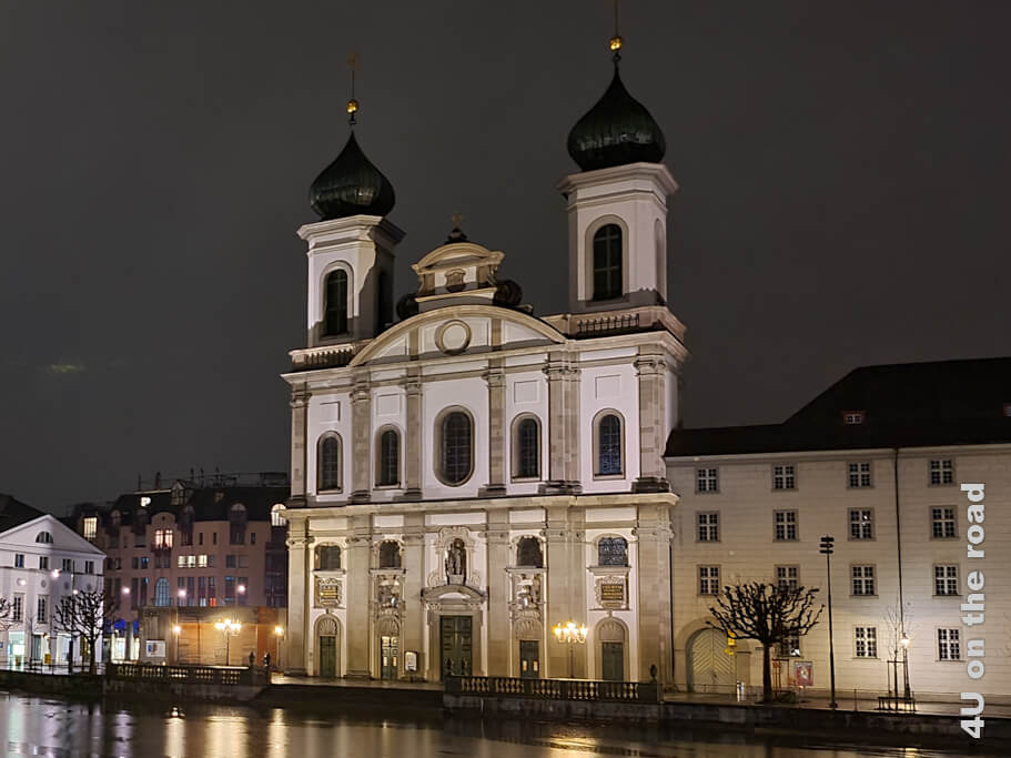 Jesuitenkirche abends - Sehenswürdigkeit von Luzern