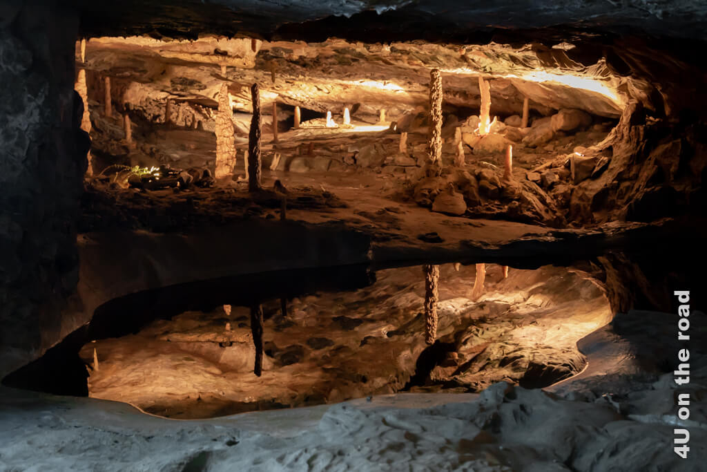 Spiegelung in der Spiegel Grotte - St. Beatus-Höhlen