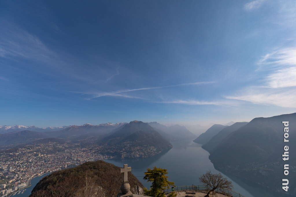 Dies ist der Blick in die entgegengesetzte Richtung. Links liegt Lugano am See. Obwohl wir früh auf dem Monte San Salvatore sind, ist die Sicht wieder diesig.