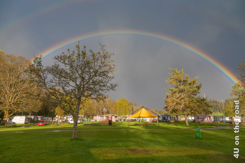 Ein Regenbogen verzaubert den Campingplatz im Jura. 