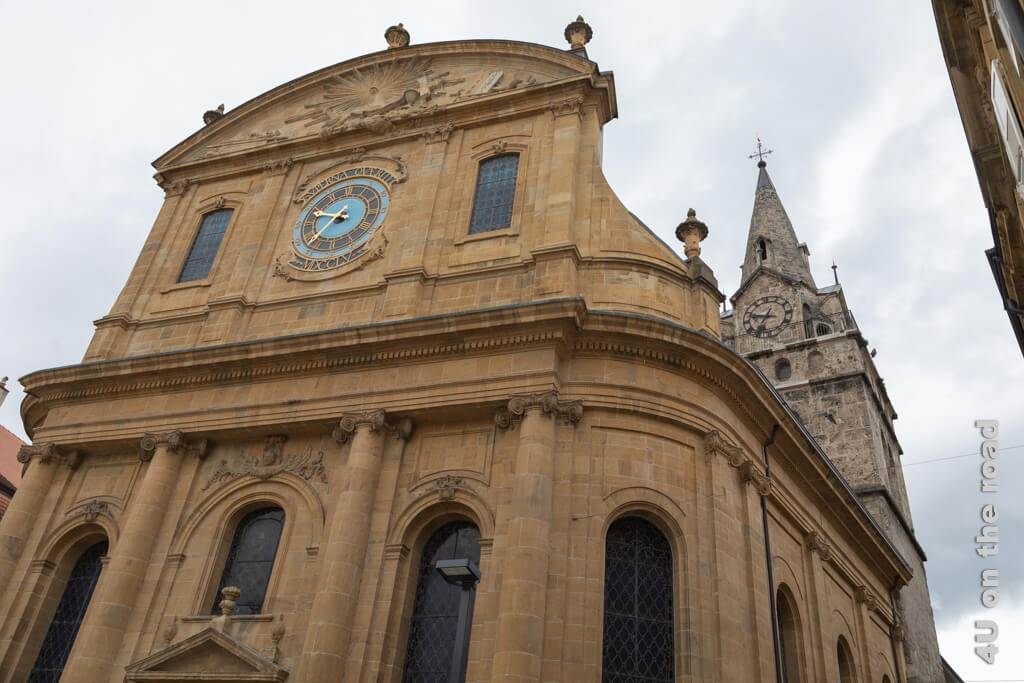Die Barockfassade der Kirche Notre Dame und der Glockenturm - Sehenswürdigkeit Yverdon-les-Bains