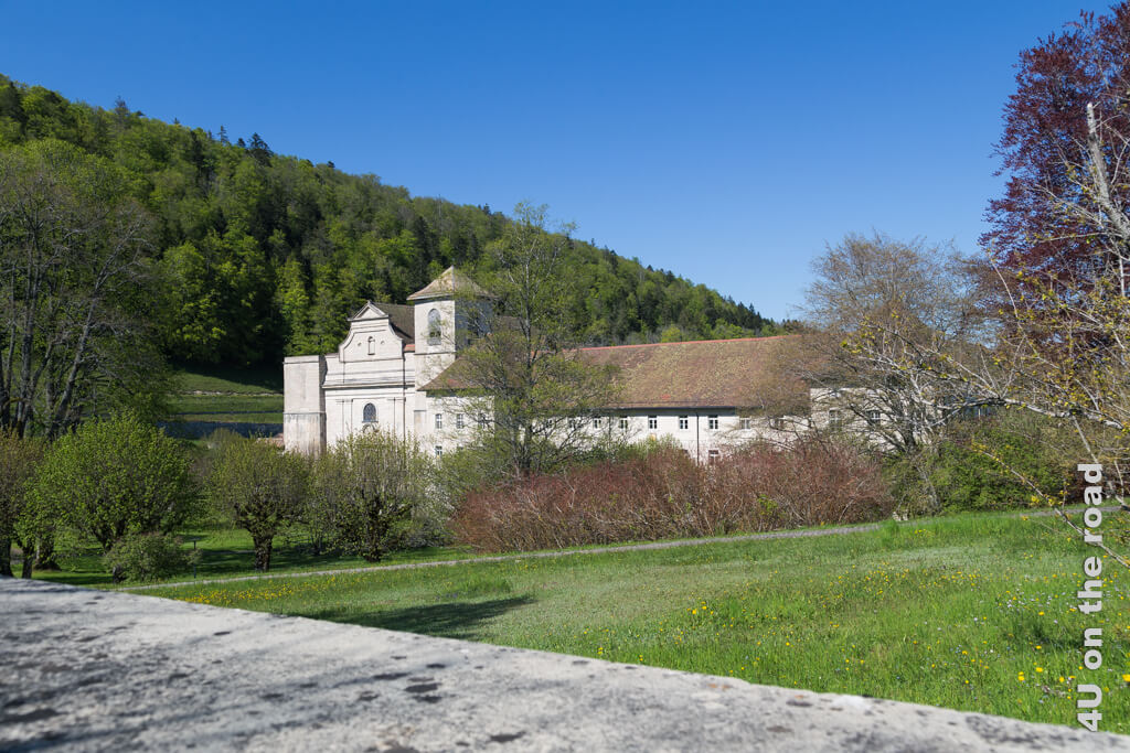 Schaut man über die Mauer, so liegt das Kloster malerisch in der Natur. Kloster Bellelay Ursprungsort des Tête de Moine
