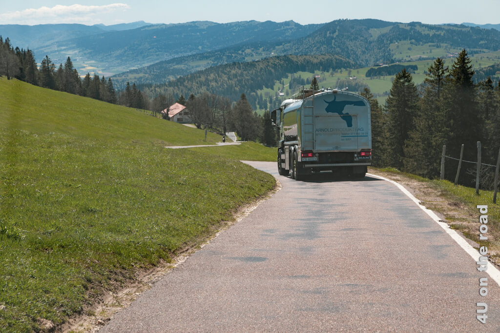 Auch Milchtankwagen nehmen die Panoramaroute über den Col de Chasseral