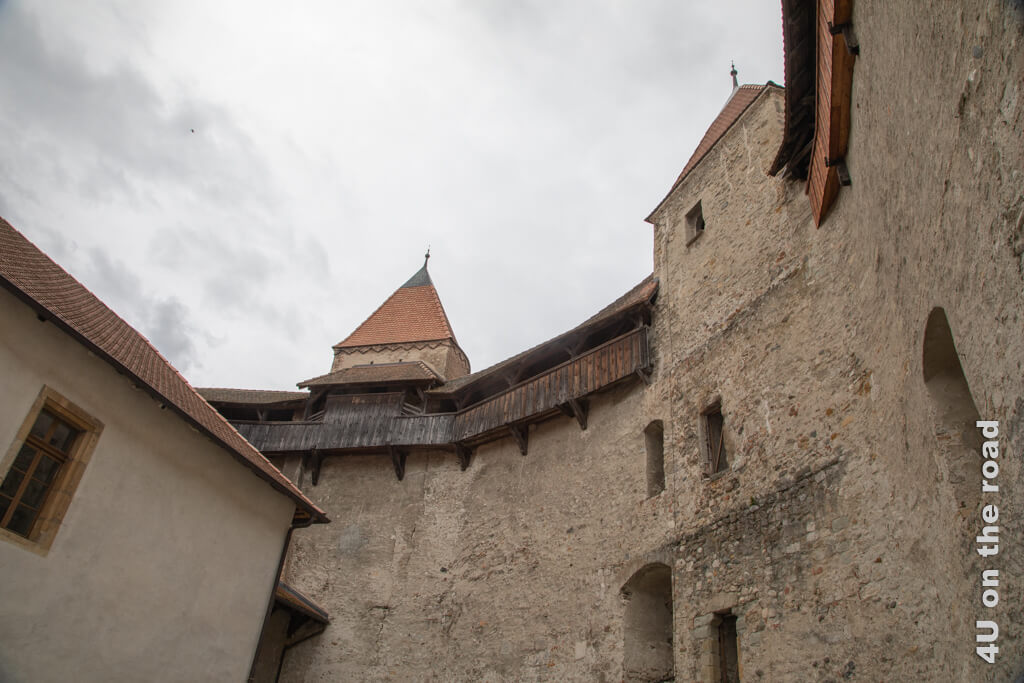 Von Turm zu Turm über den hölzernen Wehrgang von Schloss Grandson