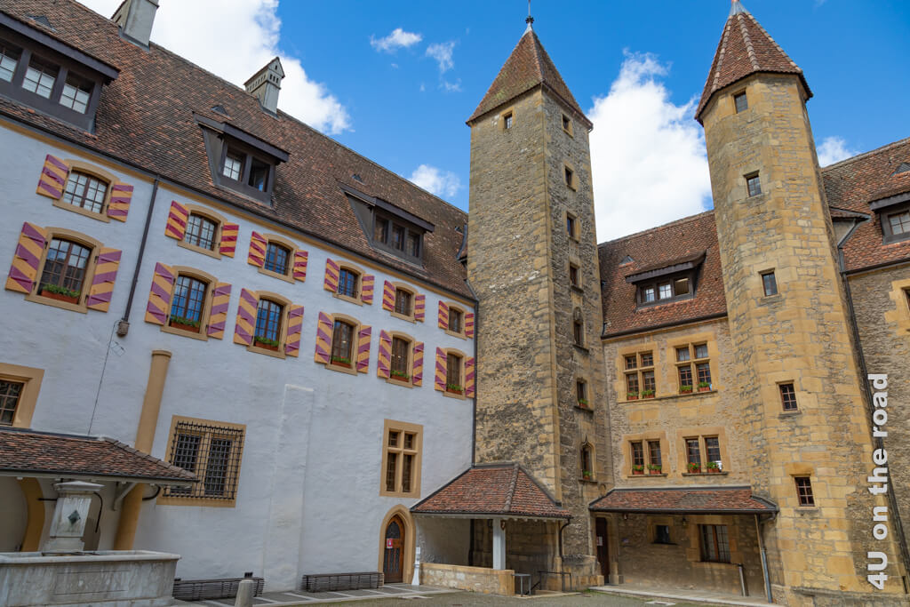 Im Innenhof des Schlosses - Stadtbesichtigung Neuchâtel à la Belle Epoque